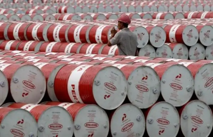 وزير النفط العراقي يؤكد أن خفض الإنتاج يساعد على استقرار الأسعار